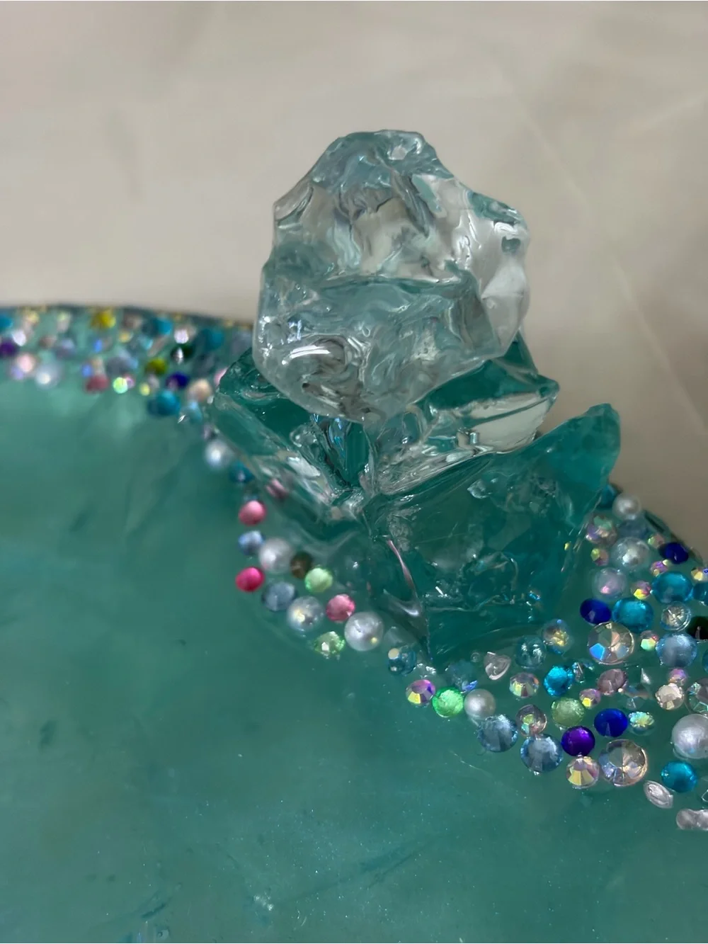 Resin paper towel holder countertop
